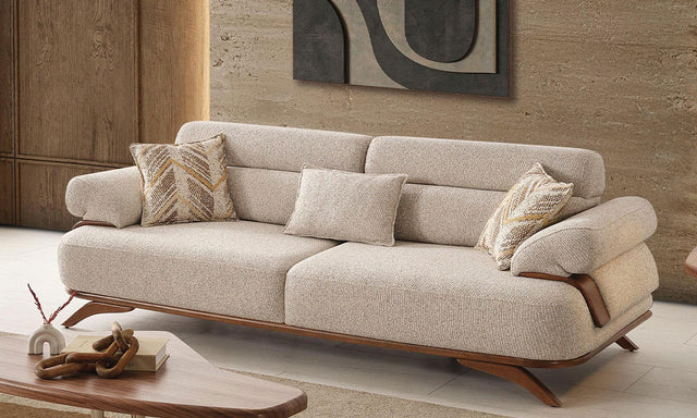 Carle Modern üçlü koltuğun masif ahşap bazasını ve kavisli kolçak yapısını gösteren yandan görünümü.
