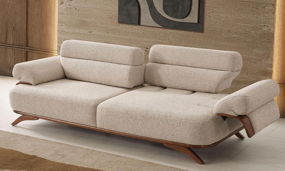 Carle Modern üçlü koltuğun konforu artıran çok kademeli sırt mekanizmasının açık haldeki fonksiyonel kullanımı.
