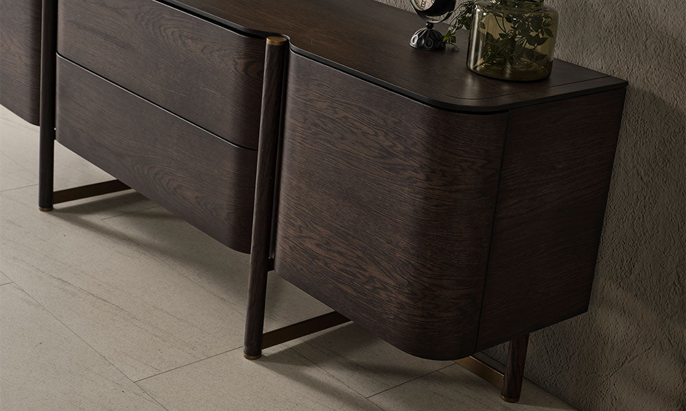 Cartier Modern Yemek Odası Konsolu, kavisli MDF kapağı, koyu ceviz yüzeyi ve gold detaylı yüksek ayakları