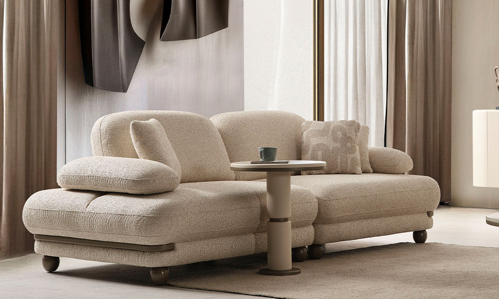 Cool Modern üçlü koltuğun dokulu bej kumaşı ve modüler yapısıyla modern bir salondaki şık görünümü.