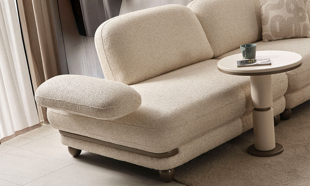 Cool Modern koltuğun hareketli kolçak mekanizmasının ve dokulu kumaşının yakın çekim detayı.