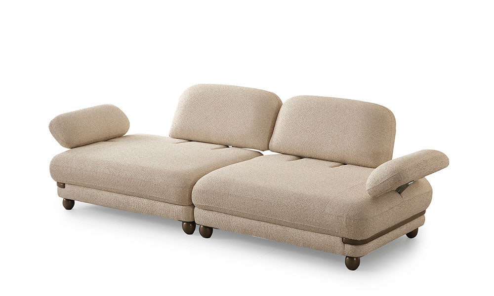 Cool Modern üçlü koltuğun çok kademeli hareketli kolçak mekanizmasının açık haldeki fonksiyonel kullanımı.
