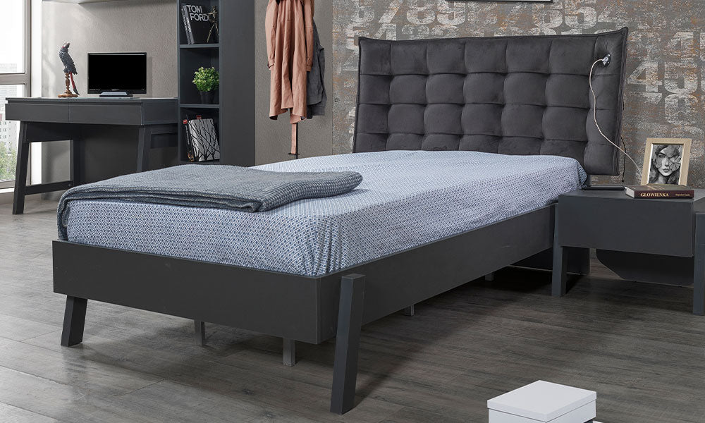 Corner Modern Karyola'nın koyu gri kapitone başlığı, entegre flexible okuma lambası, USB giriş detayı ve modern açılı ayak tasarımı.