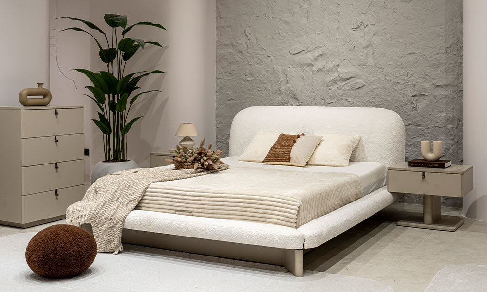 Cosmo Modern Karyola'nın beyaz bukle (teddy) kumaş kaplı, yuvarlatılmış güvenli başlık ve kenar detaylarına sahip yatak odasındaki görünümü.