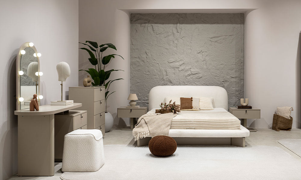 Cosmo Modern Karyola'nın yumuşak dokulu beyaz bukle kumaş kaplaması, yuvarlatılmış güvenli köşe hatları ve puf ile kombinasyonu.