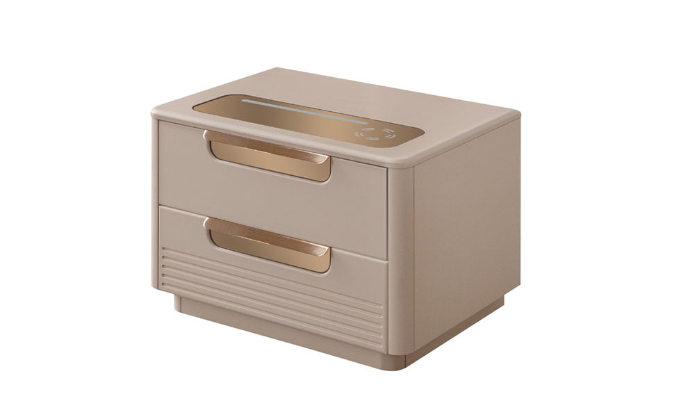 Elmas Modern Komodin 45 derece görünüm; üst tablaya entegre dokunmatik kablosuz şarj istasyonu, mat bej gövde ve lüks yatay bronz kulplar.