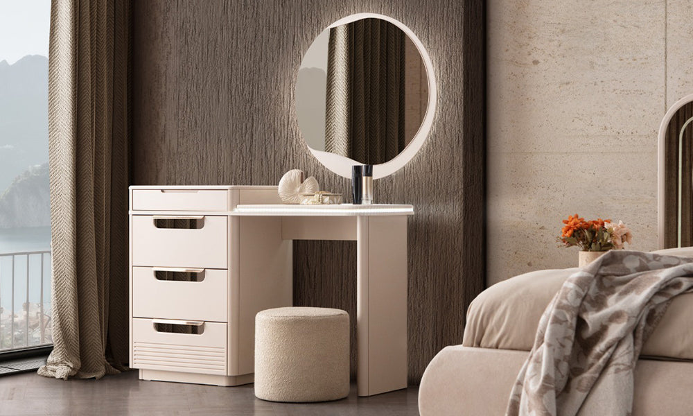 Elmas Modern Şifonyer 45 derece profil; füme temperli cam çekmece yüzeyleri, dikey bronz kulplar, yuvarlak entegre led ayna ve ergonomik makyaj pufu.