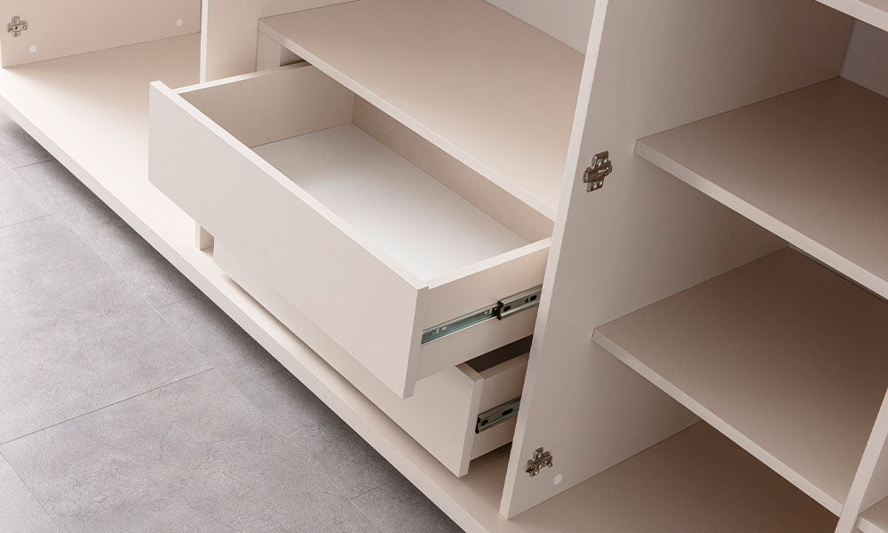 Emerald Modern gardırobun iç bölümündeki teleskopik raylı çekmecelerinin ve raflarının yakın çekim detayı.