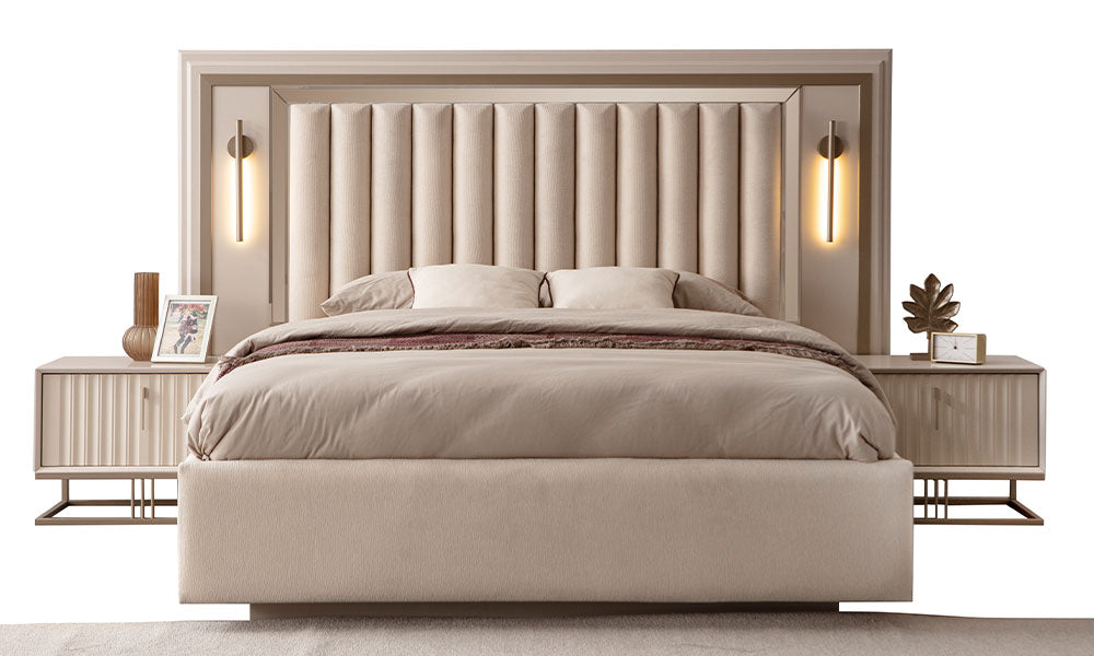 Emerald Modern Karyola; dikey dikişli kumaş başlıklı, entegre LED aydınlatmalı ve yivli komodinli lüks tasarımın önden görünümü.