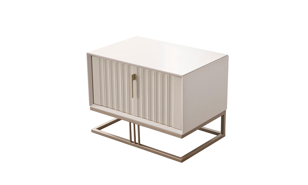 Emerald Modern Komodin; yivli çekmece yüzeyli, parlak metalik çerçeve bazalı ve bej renkli modern tasarım.