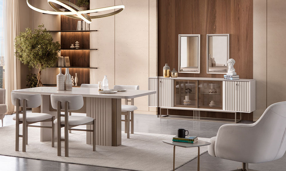 Emerald Modern Yemek Odası Takımı'nın lüks bir salondaki tam takım görünümü; asimetrik yivli ayaklı yemek masası, sandalyeler, camlı ve yivli konsol ile aynaları.