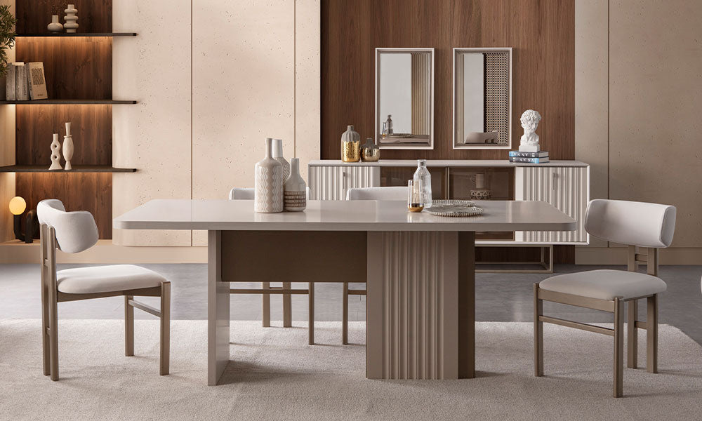 Emerald Modern Yemek Odası Takımı'nın lüks bir salondaki tam takım görünümü; asimetrik yivli ayaklı yemek masası, sandalyeler, camlı ve yivli konsol ile aynaları.