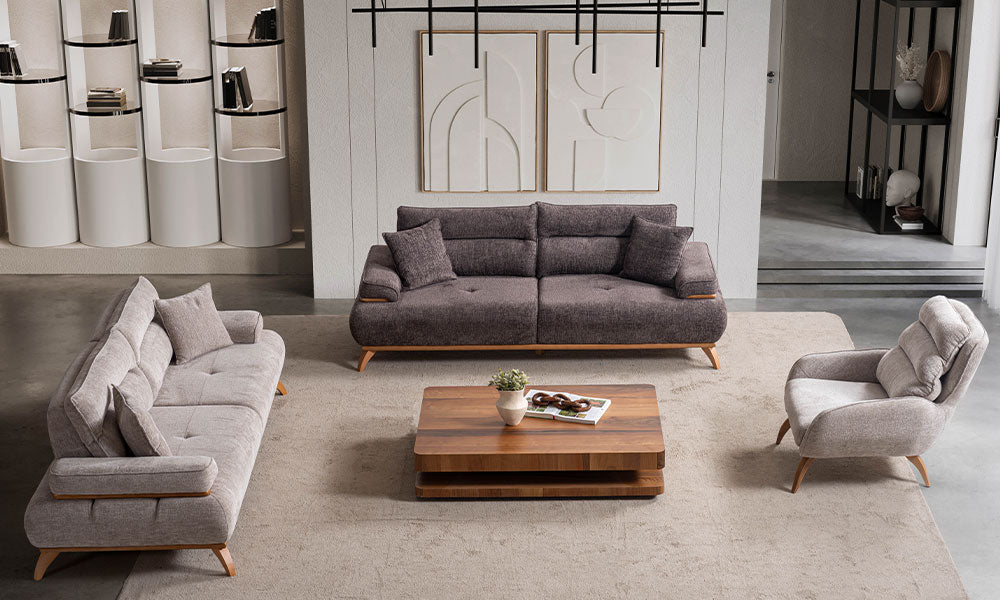 Enos Modern Koltuk Takımı'nın koyu kahve ve açık bej renkli kanepeleri ile berjerinin modern salondaki şık uyumu.