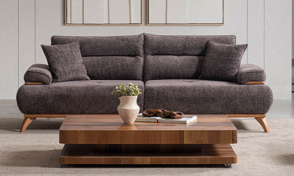Enos Modern üçlü koltuğun taba kahve renkli, ahşap iskeletli ve yumuşak minderli standart duruşuyla modern salon görünümü.