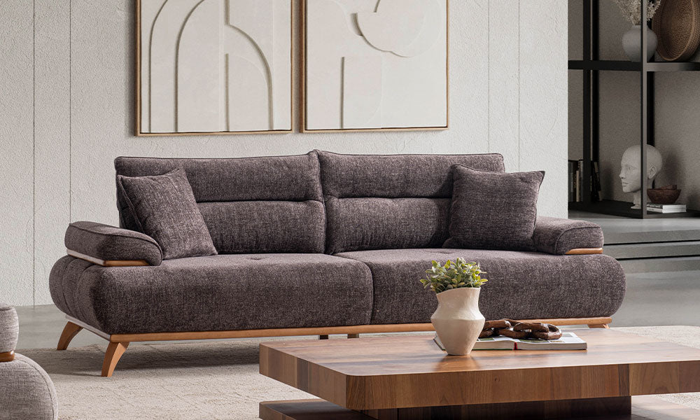 Enos Modern üçlü koltuğun koyu kahve dokulu kumaşı, ahşap baza detayı ve modern salondaki şık yerleşimi.