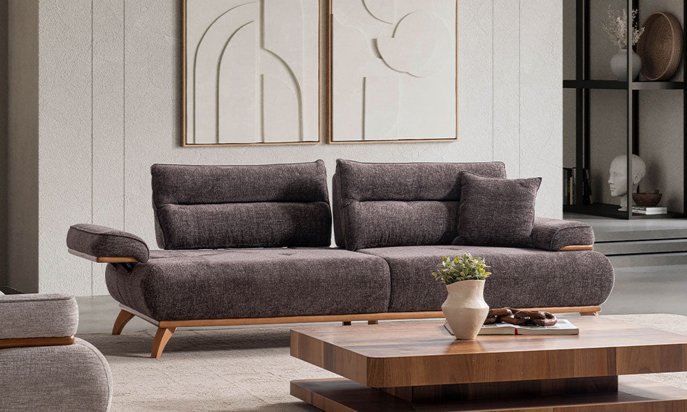 Enos Modern üçlü koltuğun tamamen yatağa dönüşmüş (açık mekanizmalı) ve geniş uzanma alanı sunan konforlu hali.