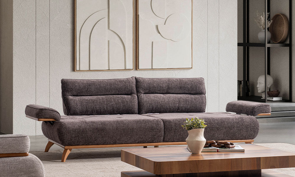 Enos Modern üçlü koltuğun oturum derinliğini artıran sırt mekanizmasının yarı açık haldeki fonksiyonel kullanımı.