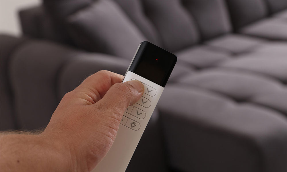 Enzo Modern motorlu koltuğun uzaktan kumandası ve mekanizmaları kontrol eden tuşlarının yakın çekim detayı.