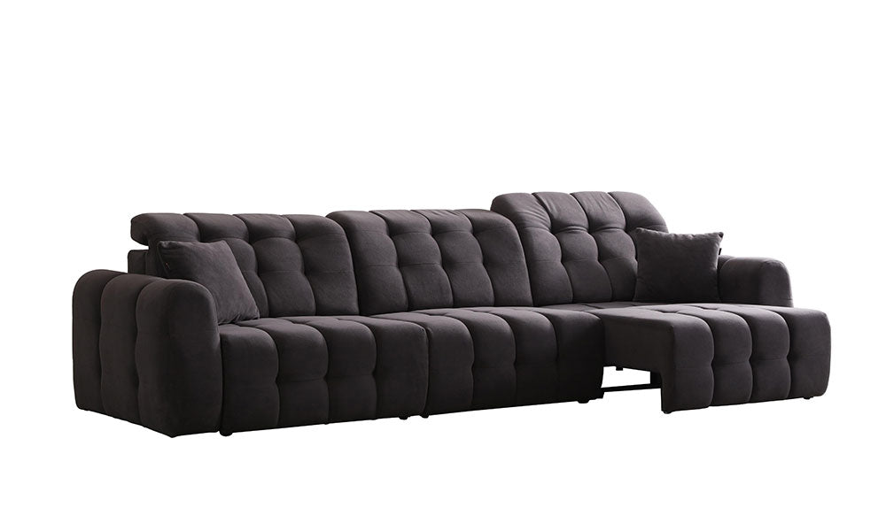 Enzo Modern dörtlü koltuğun bir modülünün ayarlanabilir başlık ve ayak uzatma mekanizması tam açık haldeyken stüdyo görünümü.