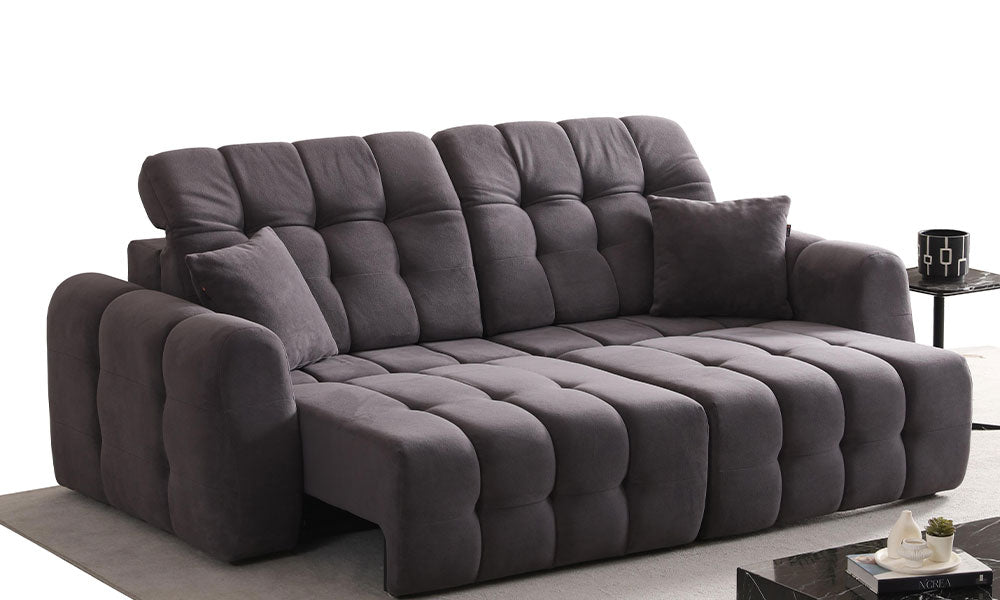 Antrasit renkli Enzo Modern üçlü koltuğun ayarlanabilir başlık ve motorlu ayak uzatma mekanizması tam açık haldeyken.