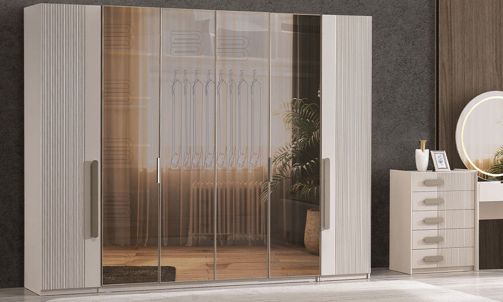 Eudora Modern Gardırop; bronz reflekte cam kapaklı orta blok, dikey fitilli (groove) krem yan kapaklar ve modern dikey kulp tasarımı.