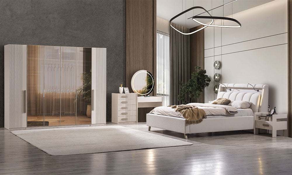 Eudora Modern Yatak Odası Takımı; çift aydınlatmalı krem başlık, bronz cam kapaklı hibrit gardırop, ışıklı makyaj masası ve cam tablalı komodin dekorasyonu.