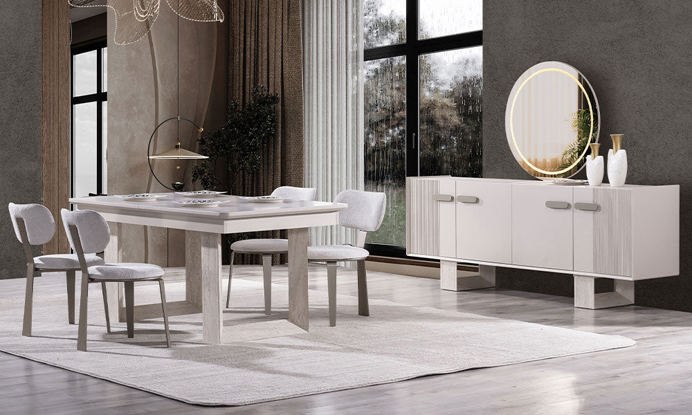 Eudora Modern Yemek Odası Takımı; traverten desenli blok ayaklı masa, ledli yuvarlak aynalı konsol ve beyaz buklet kumaşlı sandalye dekorasyonu.