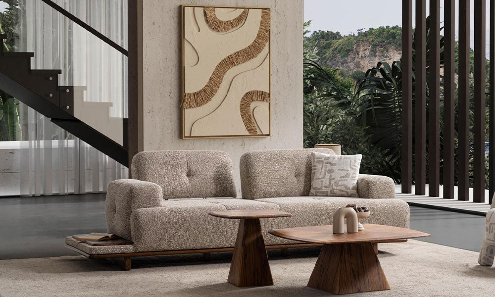 Eva Modern Koltuk, bej dokulu kumaşı, düğmeli sırt minderleri, yuvarlak kolları ve ahşap yan rafıyla modern salonda.