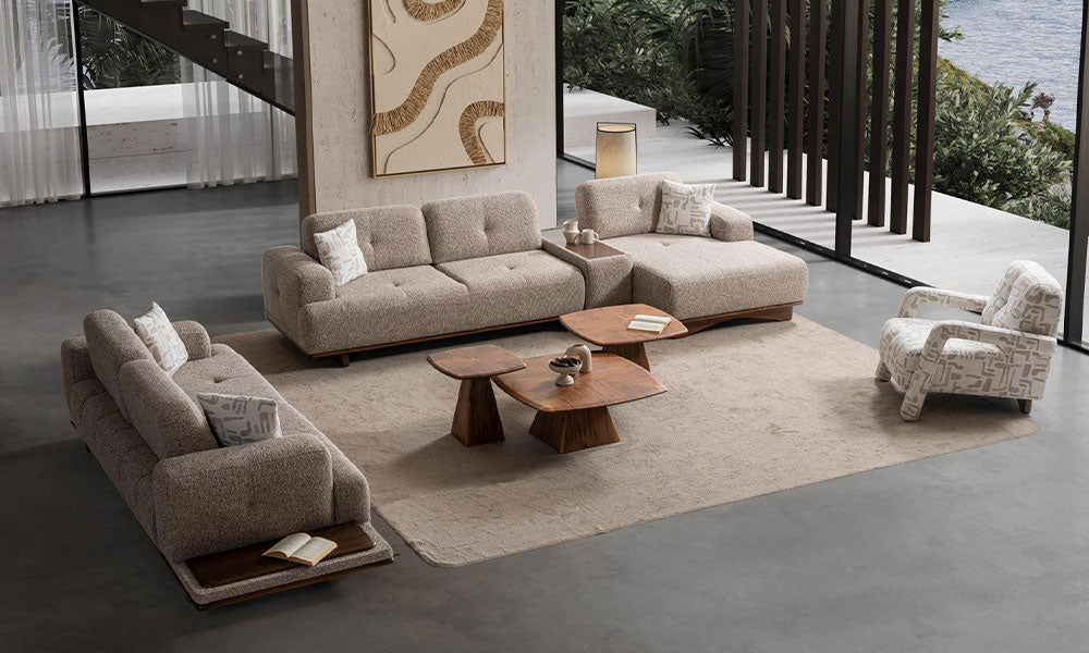 Eva Modern Koltuk Takımı, bej köşe koltuk, üçlü kanepe, desenli berjer ve ahşap orta sehpalarla geniş salon ortamında.