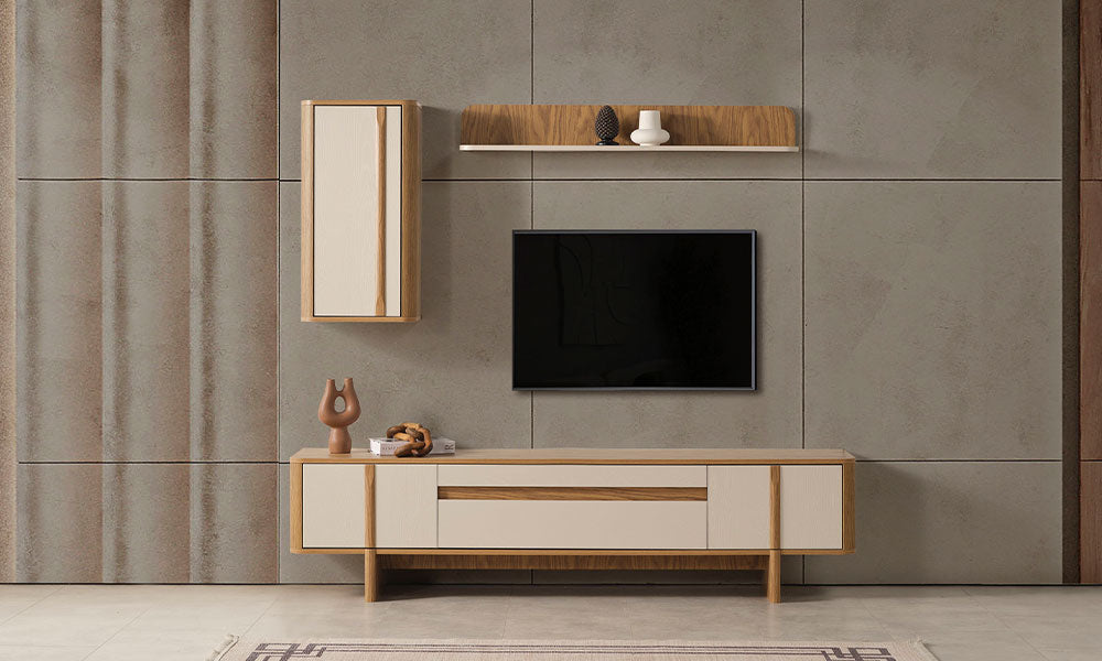 Eylül modern TV ünitesi, krem kapaklı ahşap TV sehpası, duvar dolabı ve dekoratif üst rafıyla modern salon düzeni.