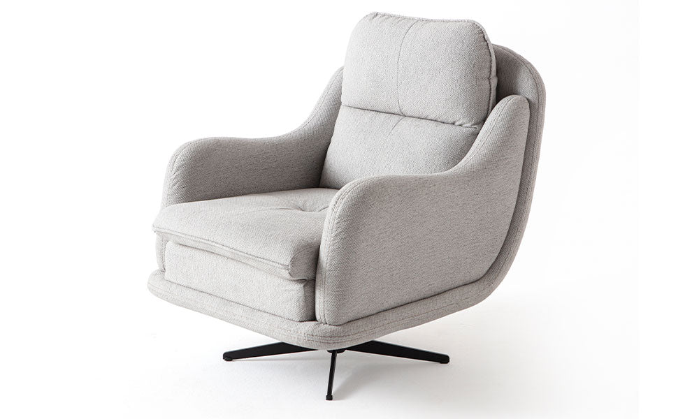 Fiesta Modern berjerin ayarlanabilir başlık mekanizmasını ve geniş oturum alanını gösteren açılı stüdyo çekimi.