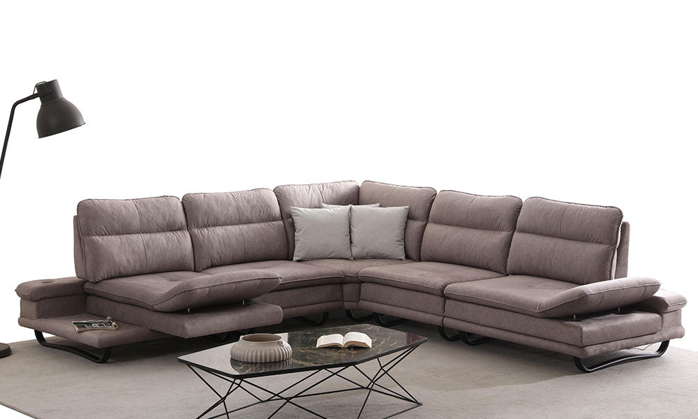 Fiesta Modern köşe koltuğun motorlu sırt ve ayak mekanizmalarının açık haldeki konforlu stüdyo görünümü.