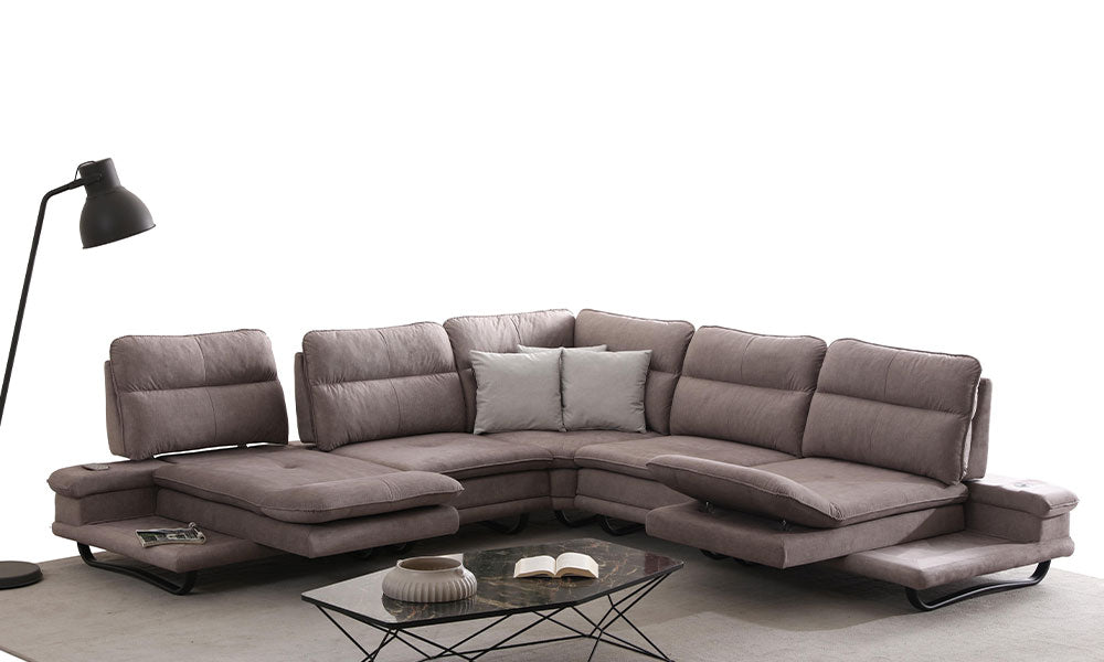 Kahverengi Fiesta Modern köşe koltuk takımının tüm motorlu sırt ve ayak uzatma mekanizmaları açık haldeyken.