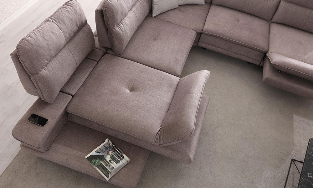 Fiesta Modern köşe koltuğun motorlu modülünün ve kolçaktaki USB şarj ünitesinin kuşbakışı detayı.