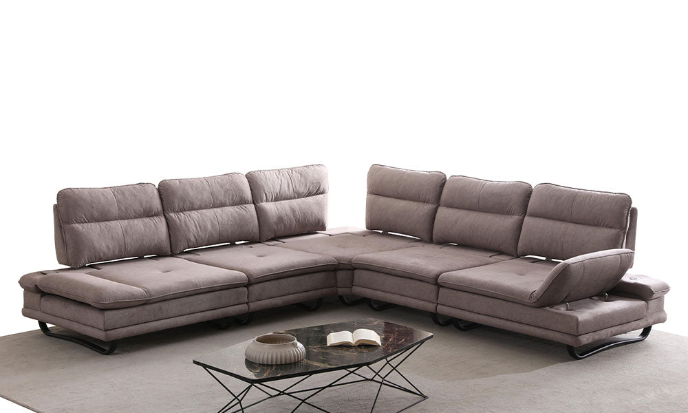 Beyaz arka planda, Fiesta Modern köşe koltuk takımının açık haldeki net stüdyo çekimi.