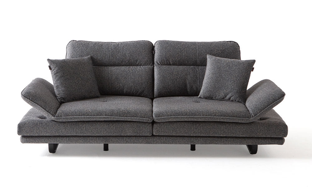 Beyaz arka planda, Fiesta Modern üçlü koltuğun antrasit renkli, metal ayaklı ve kapalı mekanizmalı standart görünümü.