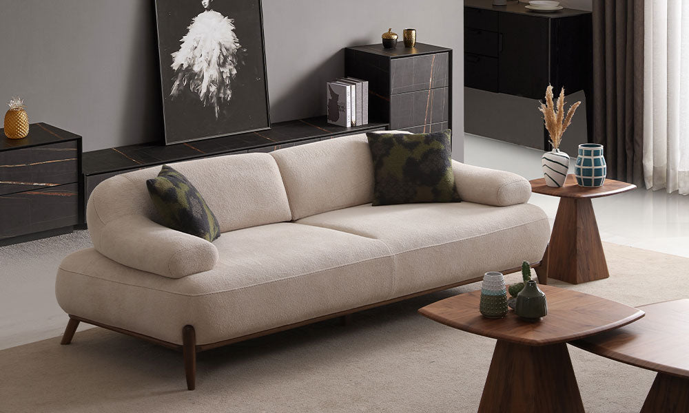Fiore Modern krem koltuk, ahşap orta sehpalarla modern salon ortamında.