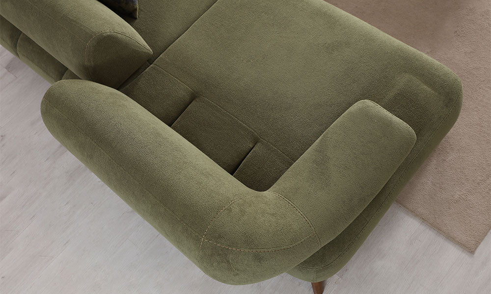 Fiore Modern yeşil koltuğun geniş oturum ve kavisli kol yapısı üstten görünüm.