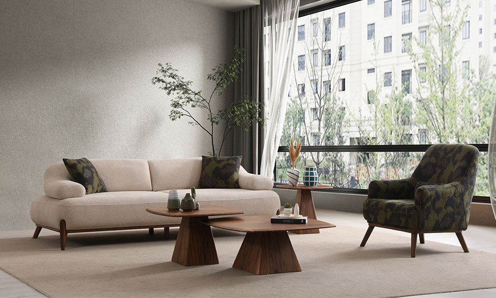 Fiore Modern koltuk takımı, krem üçlü koltuk ve desenli berjerle salon yerleşimi.