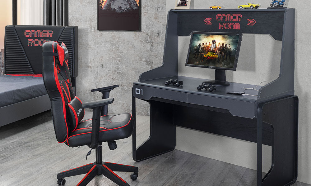 Gamer Modern Çalışma Masası; çift monitöre uygun geniş yüzey, üst sergileme rafı, kırmızı "Gamer Room" logolu siyah oyuncu masası tasarımı.