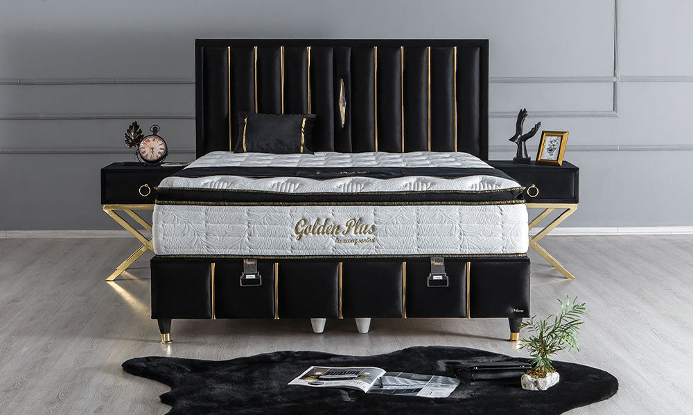 Golden modern baza başlık yatak seti; siyah kadife başlık, gold şeritler, beyaz yatak ve gold ayaklı komodinlerle önden görünüm