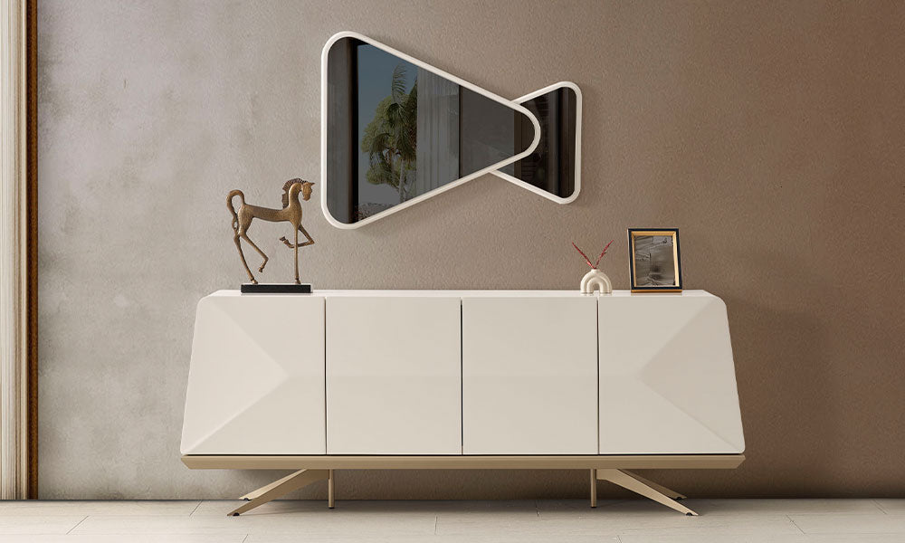 Guccello Modern Konsol ve üzerindeki iki parçalı, asimetrik üçgen formlu dekoratif ayna setinin tam görünümü.