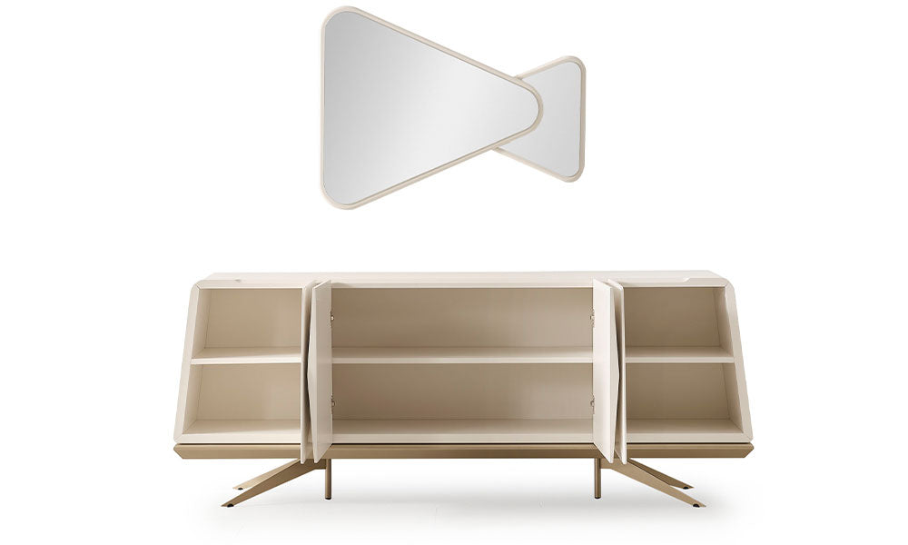 Guccello Modern Konsol'un dört kapaklı, geniş iç hacmini gösteren açık hali; her bölmede ikişer adet geniş raf bulunmaktadır.