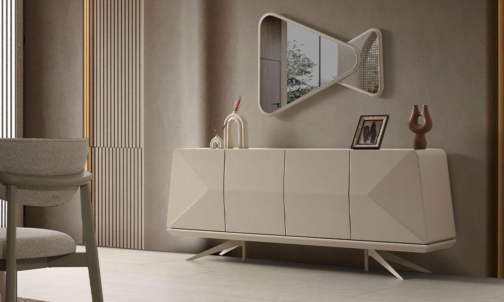 Guccello Modern Konsol'un yüksek parlaklıkta bej lake kaplamalı, geometrik desenli dört kapaklı gövdesi ve gold renkli asimetrik metal ayaklarıyla modern salon görünümü.