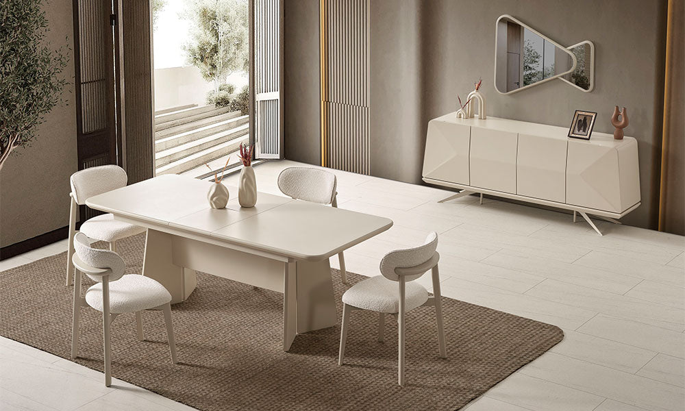 Vakko Modern Yemek Odası Takımı'nın lüks salondaki tam görünümü; açılır masa, geometrik desenli konsol ve bukle kumaş sandalyelerle birlikte.