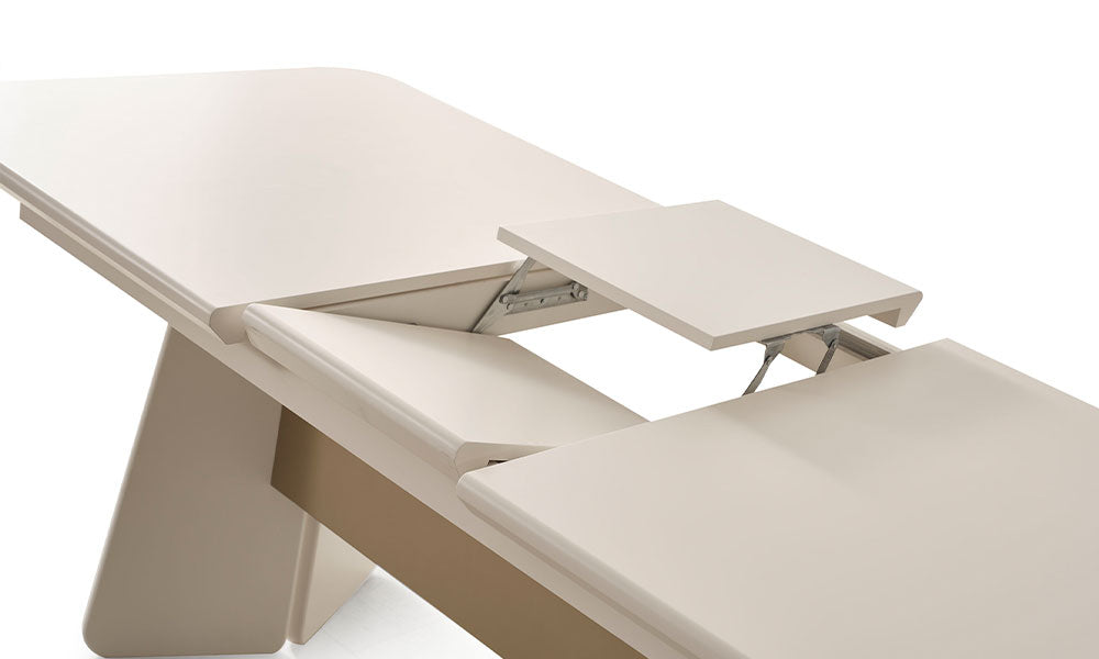 Vakko Modern Yemek Masası'nın bej lake kaplamalı üst tablasındaki merkezi açılır uzatma mekanizmasının pratik detayı.