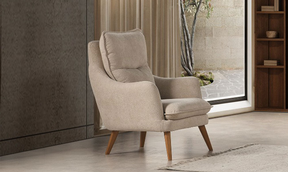 Hayalim Modern berjerin yüksek sırtlı, yumuşak minderli ve doğal ahşap konik ayaklı tasarımının modern bir salondaki şık görünümü.