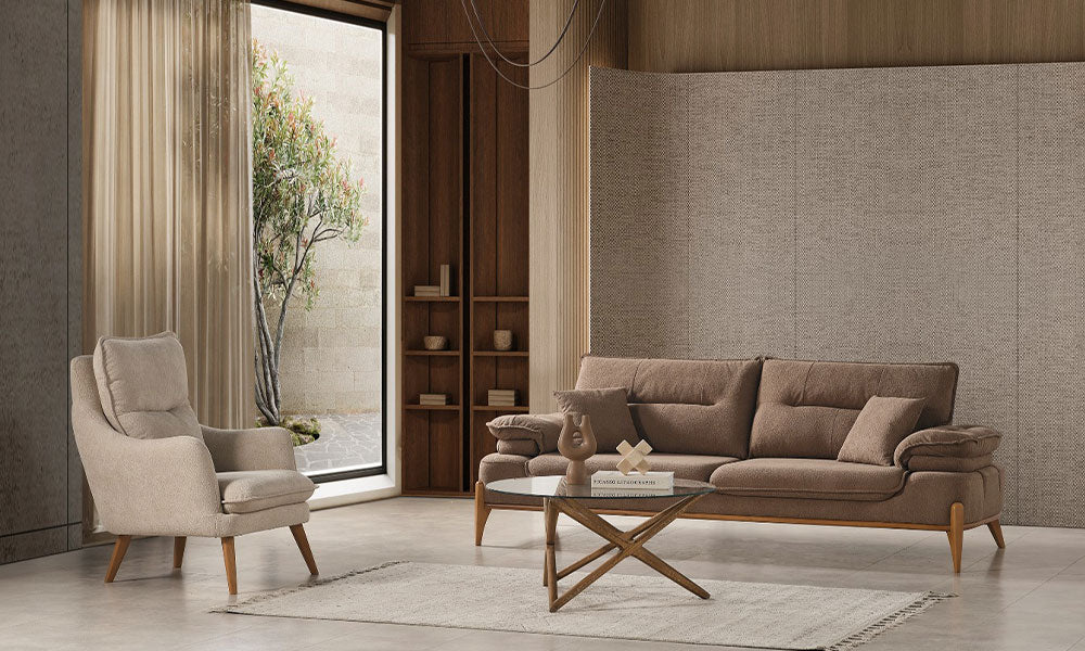 Hayalim Modern koltuk takımına ait kahverengi üçlü koltuk ve bej rengi yüksek sırtlı berjerin modern salon duruşu.