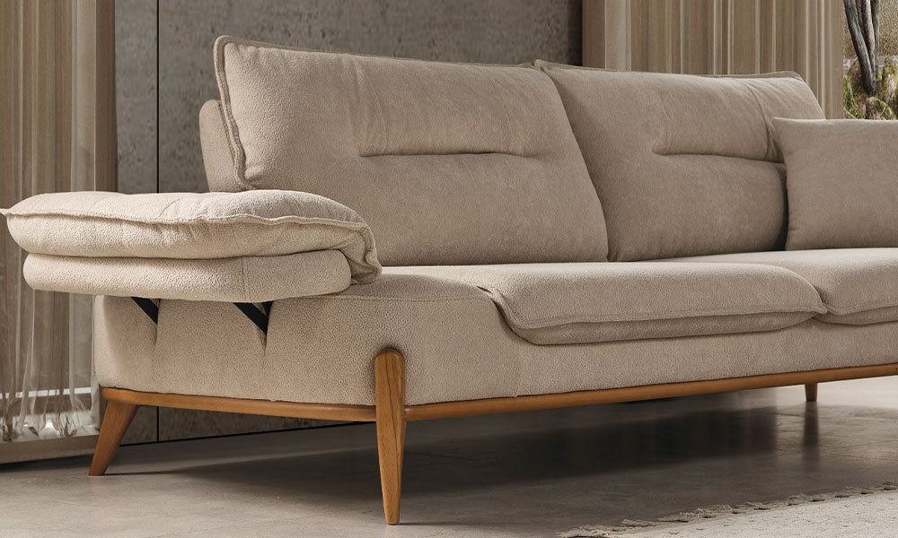 Hayalim Modern üçlü koltuğun ayarlanabilir ve hareketli kolçak yastığı mekanizmasının ve ahşap ayak detayının yakın çekimi.