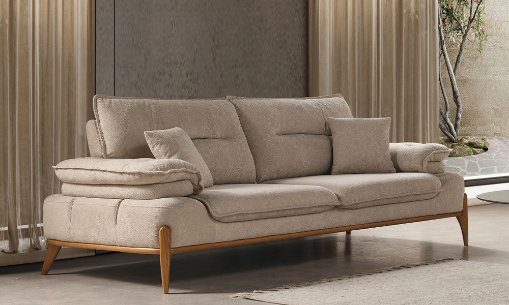 Hayalim Modern üçlü koltuğun bej renkli, ahşap bazalı ve hareketli kolçak yastıklı modern salon görünümü.